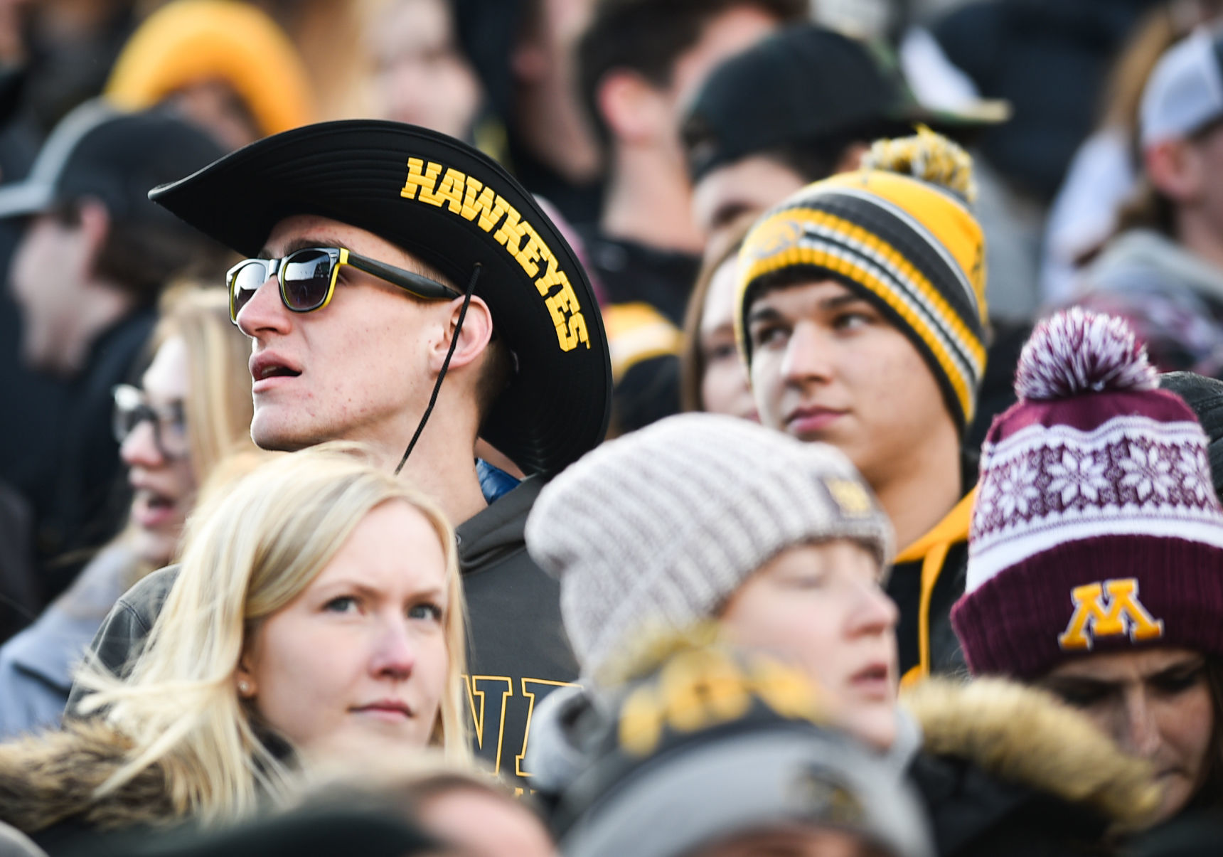 111619-qct-spt-iowa-minn-foot-110a.jpg